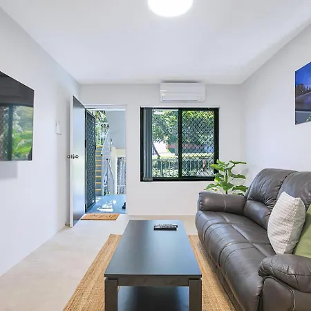 Leafy Corner - Simple Near River And Cbd *