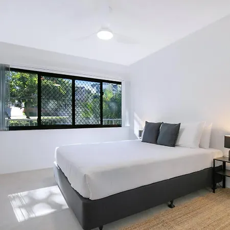 Leafy Corner - Simple Near River And Cbd Apartment