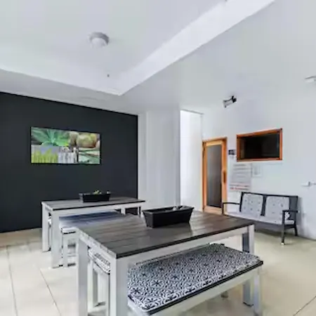 Elevate - Views, Pool, Sauna & Gym Apartment