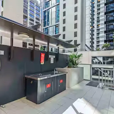 Elevate - Views, Pool, Sauna & Gym Apartment