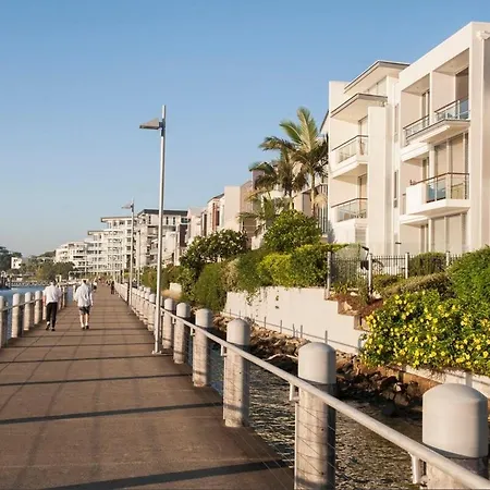 Trendy Teneriffe - 1bed -1bath - 1car - Balconies Apartment