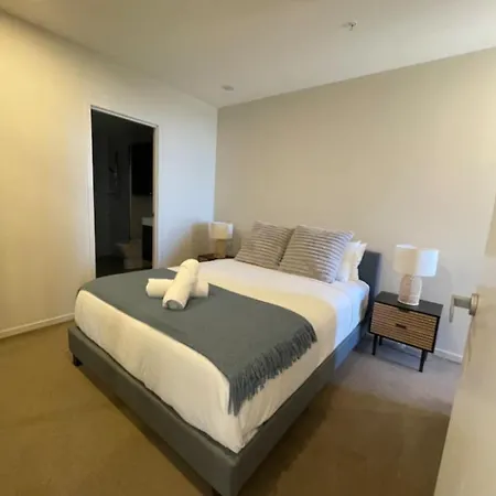Elevated Cbd Living 2br With Skyline Views