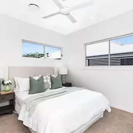 Park Ave Retreat - 3 Carparks, Wifi, Bbq, King Bed
