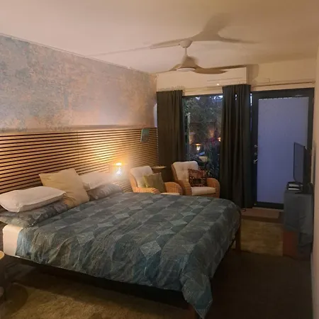 Bed & Breakfast 1960s Pool House - Hosted Brisbane