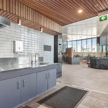 Skyrise Style - 1bed-1bath-1car-views - Cbd Apartment *