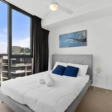 Stunning & River Views Rooftop Pool Gym Brisbane