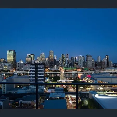 Apartment Stunning & River Views Rooftop Pool Gym