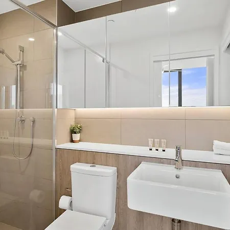 Stunning & River Views Rooftop Pool Gym Apartment