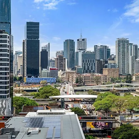 Stunning & River Views Rooftop Pool Gym Brisbane