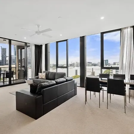 Stunning & River Views Rooftop Pool Gym Apartment *