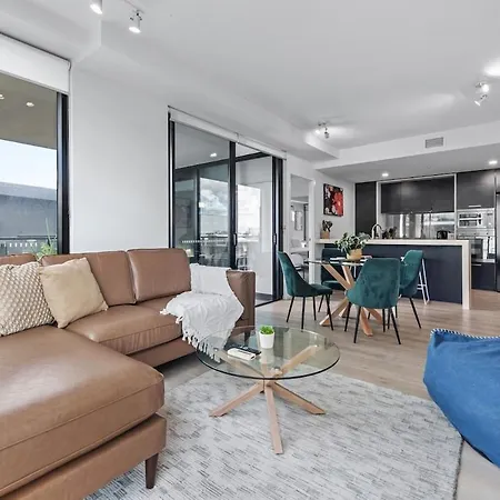 South Bank Sensational - 2bed-2bath-1car-pool *