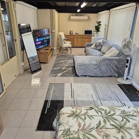 Holiday home Charming 4bdr Inc Separate Studio, Newly Renovated *