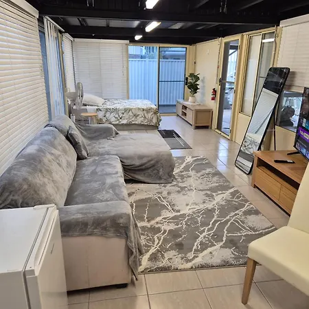 Holiday home Charming 4bdr Inc Separate Studio, Newly Renovated