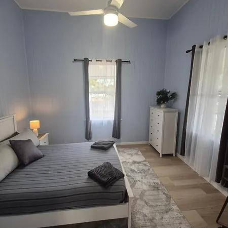 Holiday home Charming 4bdr Inc Separate Studio, Newly Renovated *