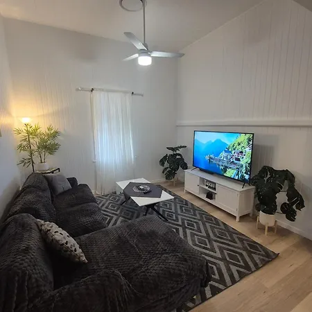 Charming 4bdr Inc Separate Studio, Newly Renovated
