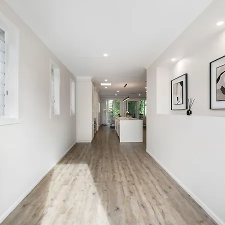 Holiday home Spacious 4-bedroom Bardon Retreat Across 2 Levels