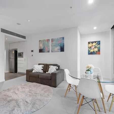 Stylish 2br - Tallest Building In Pool, Gym Apartment