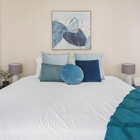 Apartment With King Bed, Pool, Gym And Sauna *