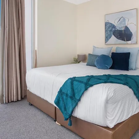 With King Bed, Pool, Gym And Sauna Apartment *