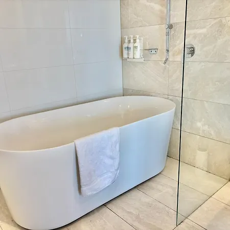 Brisbane's Highest Rated 3 Bedroom Luxury -above 60th Floor- Incredible Views In Skytower, Brisbane's Tallest Building -complimentary Wifi, Drinks, Snacks & Streaming Access *