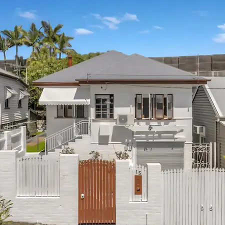 Holiday home 6 Mins To City-stylish Retreat Brisbane