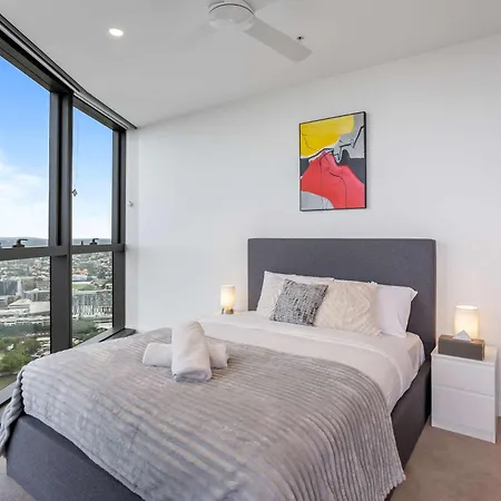 Your Qw Escape - Pool Gym & Stunning Sky View Apartment *