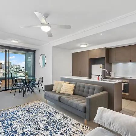 Spacious Valley Pad In Street Precinct Apartment