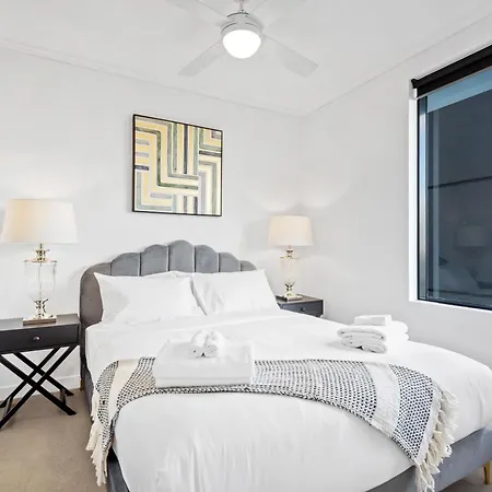 Spacious Valley Pad In Street Precinct Apartment Brisbane