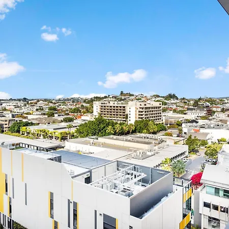 Spacious Valley Pad In Street Precinct