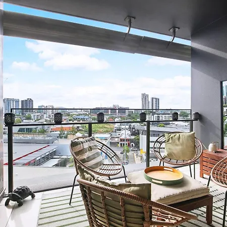 'sage Bloom' Elegant Newstead With Shared Pool Apartment