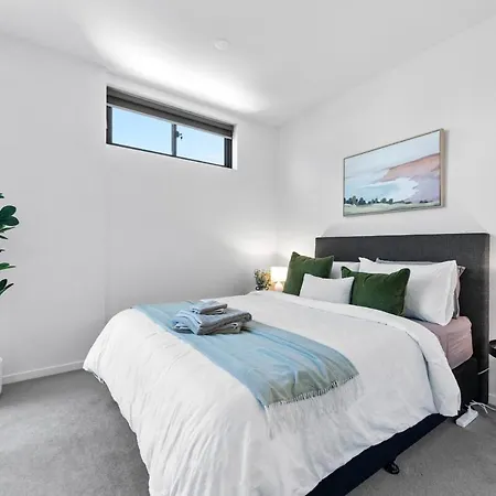 Resort-style Living - 1bed-1bath-1car Brisbane