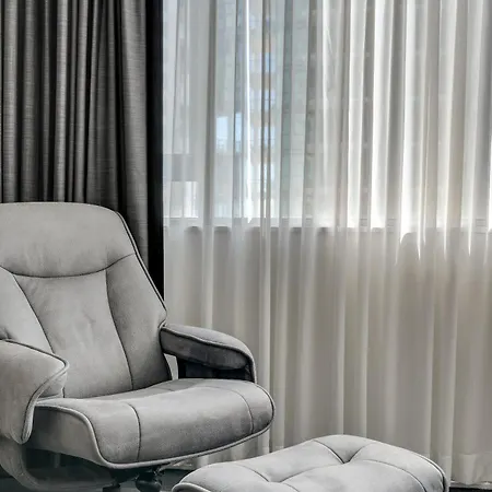 Escape Level 19 Pool, Gym & Sauna Apartment *