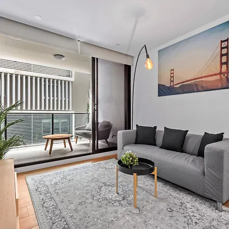 South Bank Sleek - 1bed-1bath-1car-balcony Apartment