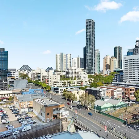 And Mountain View With Pool, Gym And Parking Brisbane