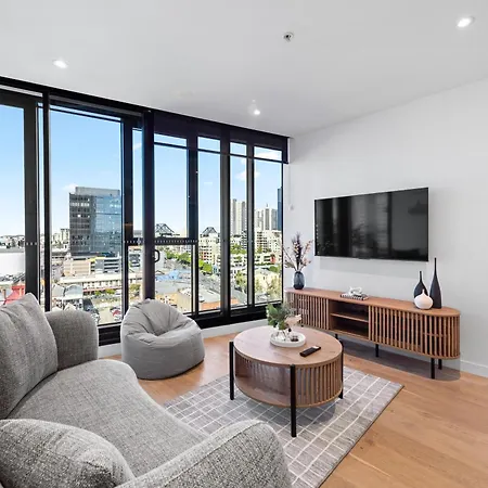 And Mountain View With Pool, Gym And Parking * Brisbane