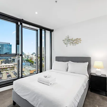 And Mountain View With Pool, Gym And Parking Apartment