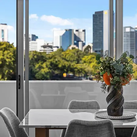 Stylish 3br - Huge Park On Doorstep - 5 Min To Cbd Apartment
