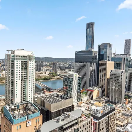 Apartment Floor 2bed-2bath-2car-pool-views - Cbd *