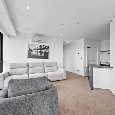 Apartment High-rise With Pool, Sauna & Gym Access