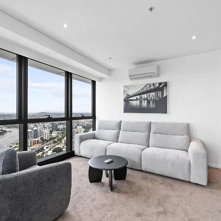 High-rise With Pool, Sauna & Gym Access Apartment *