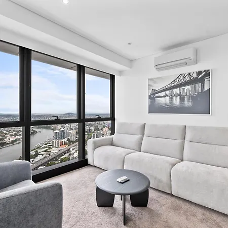 High-rise With Pool, Sauna & Gym Access *