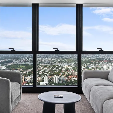 High-rise With Pool, Sauna & Gym Access Brisbane