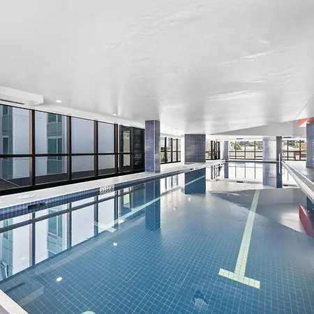 High-rise With Pool, Sauna & Gym Access *