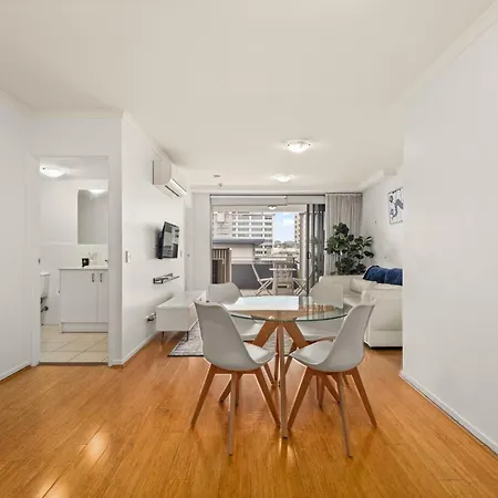Modern 2-bed With Gym & Sauna Access *