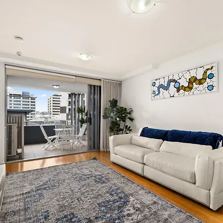 Apartment Modern 2-bed With Gym & Sauna Access
