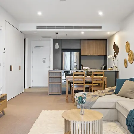 Spacious West End With Pool & Bbq Access *