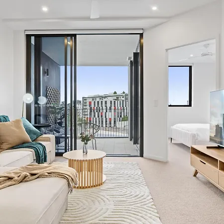Apartment Spacious West End With Pool & Bbq Access