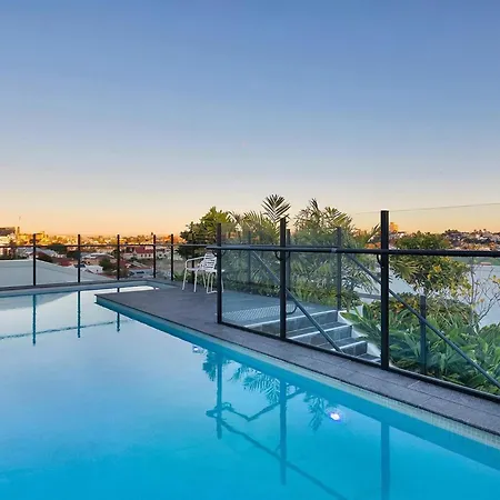 Spacious West End With Pool & Bbq Access *