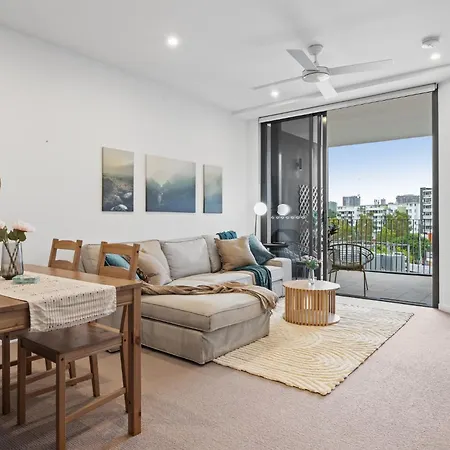 Spacious West End With Pool & Bbq Access