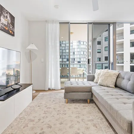Apartment Close To It All: Cbd 2-bed With Pool Gym & *